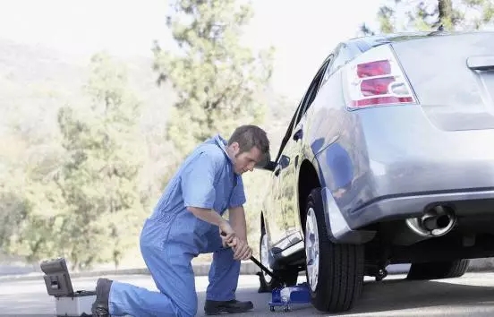汽車爆胎怎么辦？你應該知道的換胎知識！