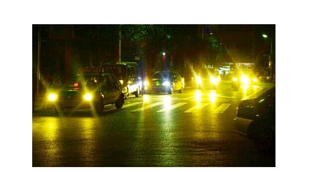 夜晚開車，小心穿了隱身衣的黑衣女子，會(huì)吃人！