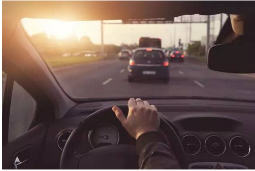 開車的這些陋習(xí)，據(jù)說會開車的人都犯過！別說你沒有！